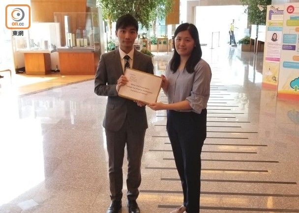 華懋集團代表(左)