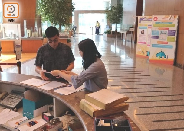 保利置業集團代表(左)