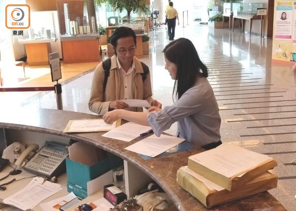 遠東發展代表(左)