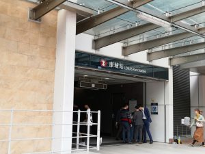 區內居民主要以港鐵出入