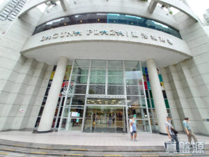 9ed0bdebcb0b4967acffe1cb0a537bee | 利嘉閣地產有限公司 Entrance to Laguna Plaza shopping mall with curved concrete facade and tall glass doors